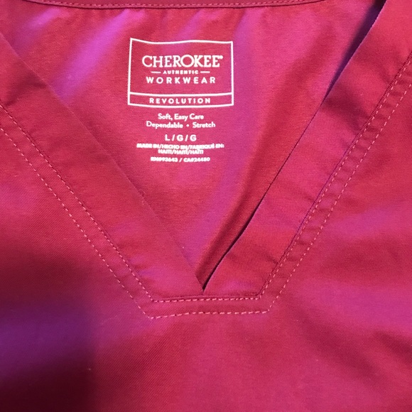 Wine scrub 😊 top with pockets - Picture 2 of 3